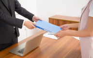 新冠新毒株引发眼病忙囤药？国产眼药研发滞后，无药可囤